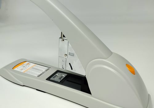 Dập ghim đại deli DL0395